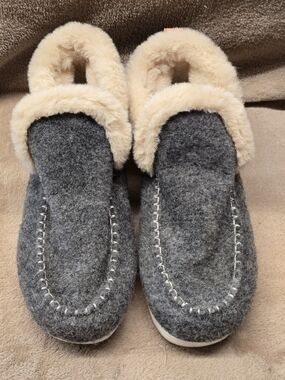 Source Unknown Gray Felt Women's Slippers with Cream Faux Fur Collar